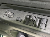【電動格納ミラー】サイドミラーは電動格納式となっており、狭い駐車場でもキズがつくリスクを抑えられます。