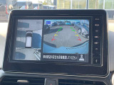 アラウンドビューモニターは4個のカメラを合成してまるで上から撮影した様な駐車場のどの位置にいるかとてもわかり易い機能です