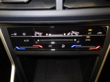 タッチコントロール式2ゾーンフルオートエアコンパネル。運転席、助手席それぞれ独立して温度管理が可能です。花粉やダストを除去するフレッシュエアフィルターも装備され、クリーンな室内環境を保ちます。