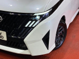 【LEDヘッドライト】悪天候や夜間走行時も良好な視界を確保し安心して運転できる高輝度LEDヘッドライトを装備!点灯速度が早く、消費電力も抑えられています。