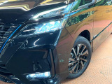 【LEDヘッドライト】悪天候や夜間走行時も良好な視界を確保し安心して運転できる高輝度LEDヘッドライトを装備!点灯速度が早く、消費電力も抑えられています。