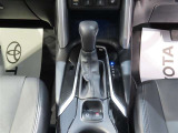 電動パーキングです。シフト周りも綺麗に使用されております。
