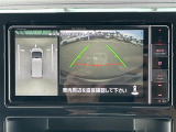 【全方位モニター】まるでクルマを真上から見下ろしたかのような視点で駐車をサポートします!クルマの斜め後ろや真横など、前後左右の4つのカメラの映像が合成されて、モニターに映し出されます。