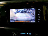 バックモニター付。車両後方の映像をナビ画面に表示し、駐車などの後退操作をサポートします。
