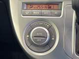 【オートエアコン】一度お好みの温度に設定すれば、車内の温度を検知し風量や温度を自動で調整。暑い&hellip;寒い&hellip;と何度もスイッチ操作をする必要はありません。快適な車内空間には必須の機能ですね♪