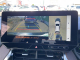 【パノラミックビューモニター】クルマを真上から見下ろした視点で駐車をサポートします!クルマの斜め後ろや真横など、いち早く障害物に気が付くことができます。