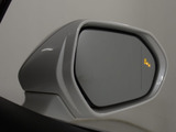 BSM(ブラインドスポットモニタ)!隣の車線を走る車両をレーダーで検知し、ドアミラーでは確認しにくい後側方エリアに存在する車両に加えて、急接近してくる車両も検知します。