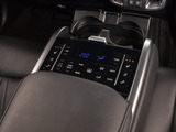 後席もVIP装備!後席センターコンソールの画像です!こちらのお車には、後席にもパワーシートが装備されています!更にオーディオなども後席から操作出来るなど豪華!ゲストに喜んで頂ける装備ですね!
