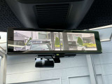 スマートルームミラーは、車両後方に設置されたカメラの映像を、ルームミラーに映し出すことで、死角をなくし、安全性を向上させることができます。また、夜間や雨天時でも、クリアな映像を映し出すことができます。