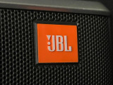 【JBLサウンドシステム】メーカーオプションの高品位サウンドシステムを搭載。専用のチューニングが施された大小様々なスピーカーから良質なサウンドが奏でられ、臨場感あふれる音響空間を演出します。