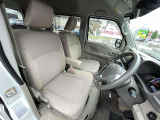 ♪ 乗り降りしやすい運転席、ドアしっかり開きます! ♪
