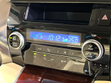 【オートエアコン】一度お好みの温度に設定すれば、車内の温度を検知し風量や温度を自動で調整。暑い&hellip;寒い&hellip;と何度もスイッチ操作をする必要はありません。快適な車内空間には必須の機能ですね♪
