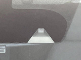 【エマージェンシーブレーキ】走行中に前方の車両等を認識し、衝突しそうな時は警報とブレーキで衝突回避と被害軽減をアシスト。より安全にドライブをお楽しみいただけます。