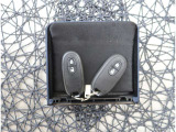 【スマートキー】キーをバッグやポケットに入れたままでもドアロックの開閉が出来るほか、エンジンキーを挿さなくてもエンジンスタートストップが出来ます。