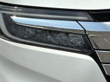 シャープなデザインの明るくて長寿命のLEDヘッドライト採用