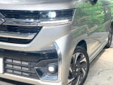 【LEDヘッドライト】悪天候や夜間走行時も良好な視界を確保し安心して運転できる高輝度LEDヘッドライトを装備!点灯速度が早く、消費電力も抑えられています。