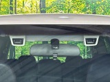 【アイサイトVer2】前方の車両等を検知し、衝突しそうな時は警報で注意を促し、ブレーキを踏む力をサポート。ブレーキを踏めなかった場合は衝突被害軽減ブレーキが作動、衝突回避をサポートします。