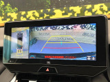 【パノラミックビューモニター】専用のカメラにより、上から見下ろしたような視点で360度クルマの周囲を確認することができます☆死角部分も確認しやすく、狭い場所での切り返しや駐車もスムーズに行えます。
