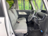 運転席まわりには十分なスペースがあり、大柄な方でもゆったり運転していただける環境です。