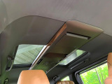 【ガラスルーフ】ガラスルーフ搭載で車内の解放感が一気にアップ!開放的なドライブをお楽しみいただけます。