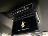 【14型有機ELフリップダウン】三列目からでも迫力のエンタメが観れる大画面フリップダウン。有機ELのモニターでは、一般的なフリップダウンよりも高コントラストでキレイな映像を楽しめます。