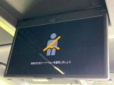【13.2型有機ELフリップダウン】三列目からでも迫力のエンタメが観れる大画面フリップダウン。有機ELのモニターでは、一般的なフリップダウンよりも高コントラストでキレイな映像を楽しめます。