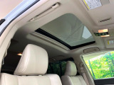 【サンルーフ】開放感たっぷりの希少装備、サンルーフが装着されています!車内に明かりを取り入れたり景色を楽しむ以外にも、車内の空気も簡単に換気できて快適です!
