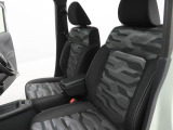 ホールド性のあるシート形状で体のズレをを抑え長時間の運転も疲れにくいです。