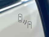 【ブラインドスポットモニター】走行中、ドアミラーの死角になりやすい箇所に後続車が接近するとサイドミラーのレンズに警告を表示!ドライバーに注意喚起をしてくれます。