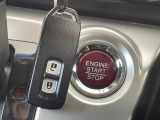 【Hondaスマートキー】カバンやポケットに入れたままでもドアの施錠・解錠が可能なスマートキーを装備。エンジンのオン・オフ時もカギを取り出す必要が無いからとっても便利です♪