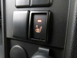 運転席にはシートヒーター機能が内蔵されています。暖房が効いてくる前に暖かくなる嬉しい装備です。
