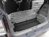 フレキシブルボード下に空間。デッキボードを下げて置いて、背の高いものを安定させておいたりできます。