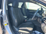 運転席まわりには十分なスペースがあり、大柄な方でもゆったり運転していただける環境です。