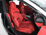 インテリアは、情熱的な「Alcantara Rosso FX」を基調とした、スポーティかつラグジュアリーな空間です。