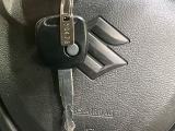 【キーレス】少し離れた場所からでもボタン一つでドアの開錠・施錠ができるのでとっても便利!ドアの鍵穴周りに傷をつけることもありません♪