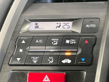 【オートエアコン】一度お好みの温度に設定すれば、車内の温度を検知し風量や温度を自動で調整。暑い&hellip;寒い&hellip;と何度もスイッチ操作をする必要はありません。快適な車内空間には必須の機能ですね♪