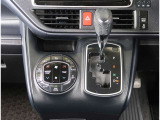 【オートエアコン】1年中快適な室内を提供!車内温度を設定すると、風量を自動で調整してくれます。