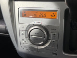 【オートエアコン】一度お好みの温度に設定すれば、車内の温度を検知し風量や温度を自動で調整。暑い&hellip;寒い&hellip;と何度もスイッチ操作をする必要はありません。快適な車内空間には必須の機能ですね♪