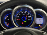 【メーターまわり】ドライバーから見やすい位置にあって安全運転に寄与します。メーターも見やすくてシンプルなデザインになっております。