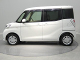 【左サイド】スライドドアで乗り降りがスムーズ。駐車場で隣の車を気にせずドアを開けられるので、お子様連れでも気兼ねなく使えます。日常の利便性を高めるポイントです。