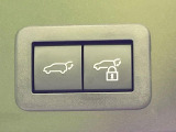 【パワーバックドア】スマートキーや運転席のボタンを押すだけでリアゲートが自動で開閉します!荷物を持っている時や、高い位置にあるバックドアを閉める際に便利な機能です♪