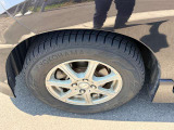 タイヤ残り溝が1.6mmになる目安として「スリップサイン」が設けられています。この車はまだまだ残っておりますので、安心してお乗り頂けます!