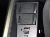 充電用USB端子付き。スマートフォンなどの充電に便利です。