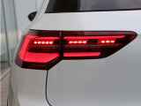 LEDテールランプ(ダイナミックターンインジケーター付)を装備。流れるように点灯するウインカーが先進性と存在感を演出します。