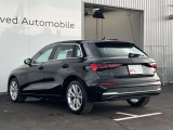 Audiのリヤディフューザーは、車両の後方での空気の流れを整え、乱流を減少させることで、走行安定性を向上させます。またスポーティで洗練された外観を提供し、全体のスタイルに一体感を持たせます。