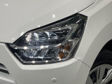 【LEDヘッドライト】悪天候や夜間走行時も良好な視界を確保し安心して運転できる高輝度LEDヘッドライトを装備!点灯速度が早く、消費電力も抑えられています。