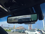 【デジタルインナーミラー(トヨタ)】車両後方カメラの映像をルームミラーに映すことが出来ます。 そのため、後席に人や荷物があって後方が見えづらい場合でもしっかり視界を確保することが出来ます。