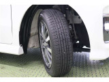 タイヤサイズ 155/65R14。スポーティで、お洒落なデザインの純正アルミホイールを装着しています。足元を引き締めてくれ、しっかりした走りも楽しめますよ。