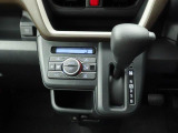 運転のしやすいインパネシフトです。運転席の足元も広くとても快適ですよ。