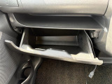 【グローブボックス】大容量のグローブボックスです!!車検証ケース他、日頃使う小物類の収納スペースもたくさんあります!